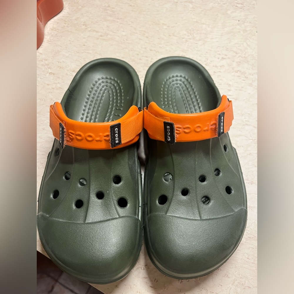New without tags Crocs men 7 women 9